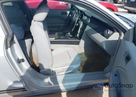 2005 Ford Mustang z USA, uszkodzony, nr VIN 1ZVFT80N355166743